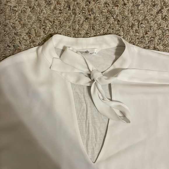 Small Camber & Grace white front tie blouse - Picture 2 of 3